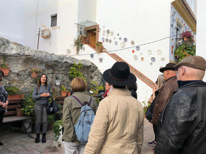 Una treintena de personas participaron en la visita cultural a Cueva Siete Palacios de Almuñécar